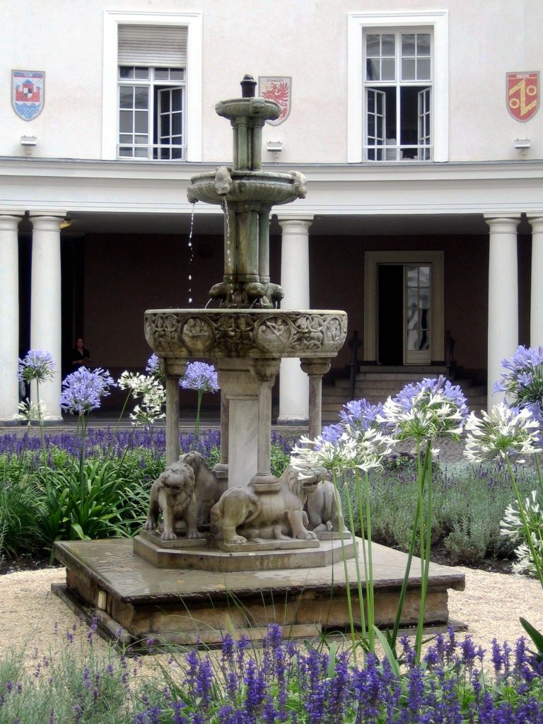 Venezianischer Brunnen im Rathaus Wilmersdorf Fotograf: Manfred Brückels 2008 CC