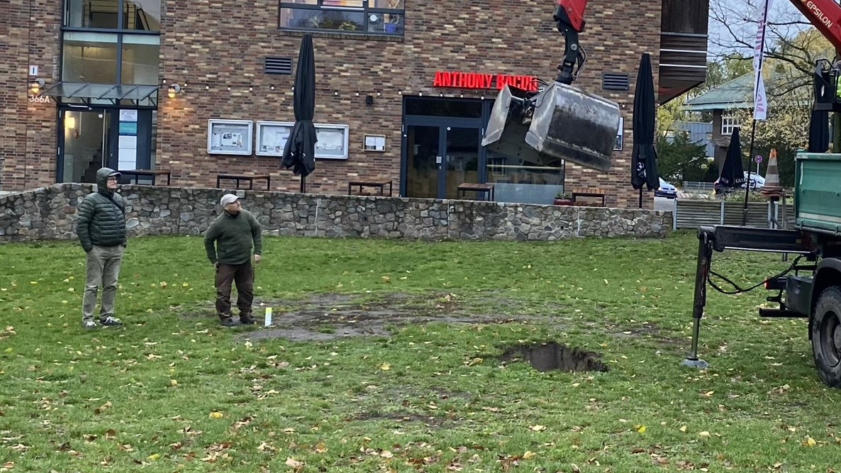 Feierliche Pflanzung des neuen Dorf-Baumes in Kladow